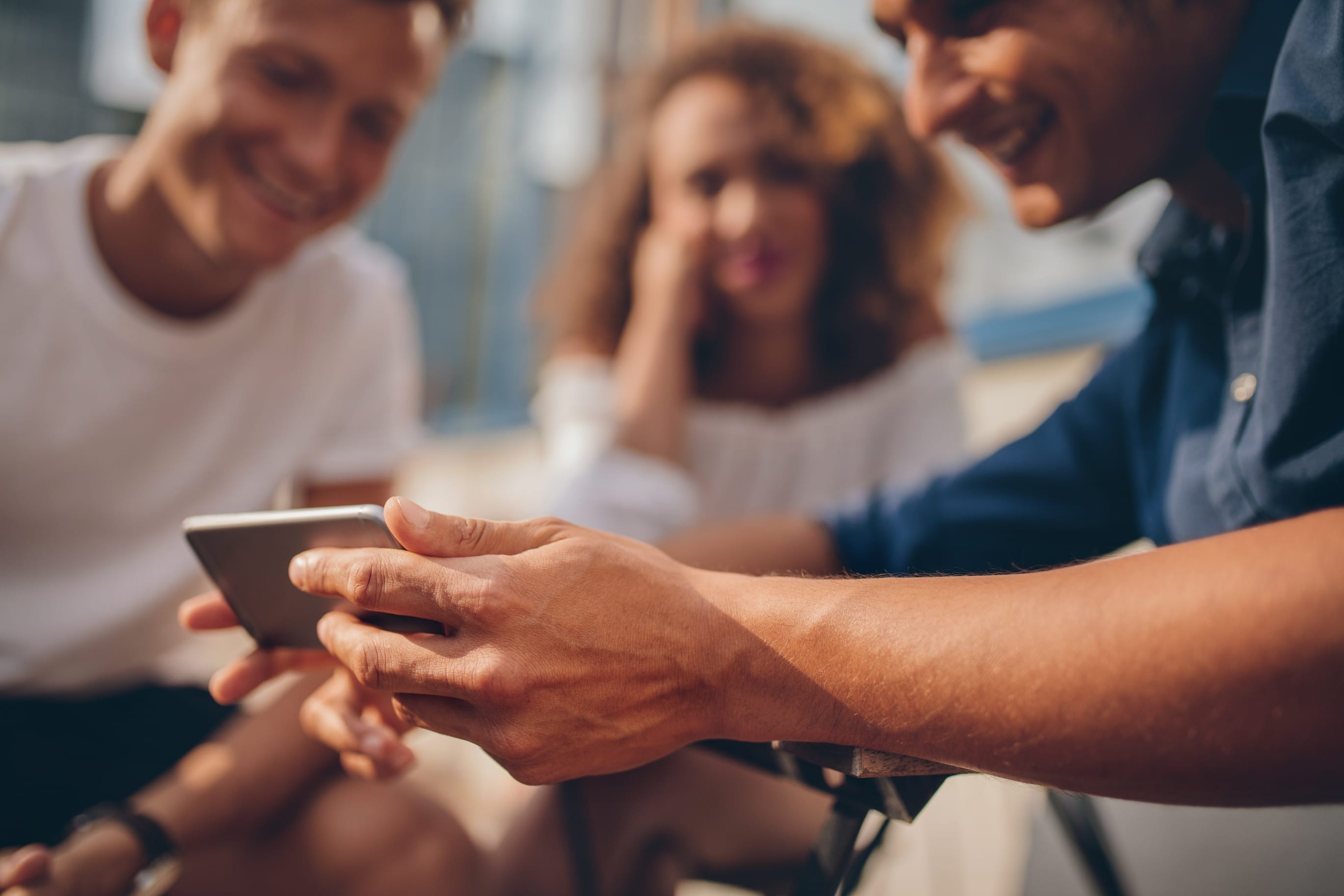 Использовать вместе. Разные абоненты. Секретные группы в смартфон. Group of people watching to the Phone. Phone a friend.